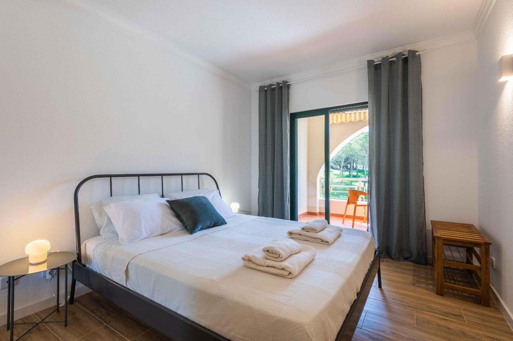 Salgados 1 Bedroom Apartment - 500M From The Beach Guia  Exterior photo